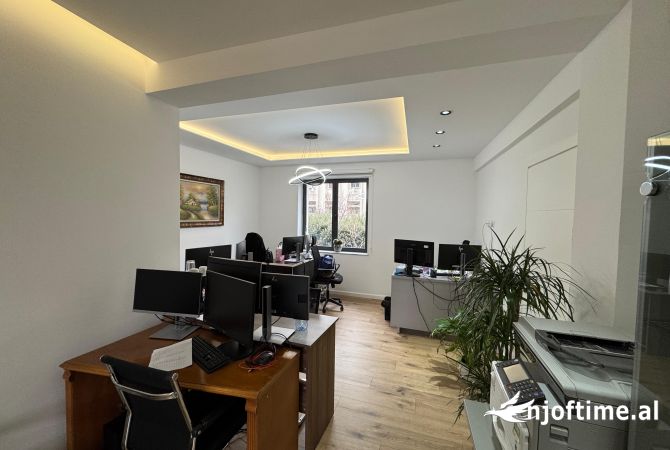 Ambiente Commerciale in Affitto 3+1 a Tirana - 1,000 Euro