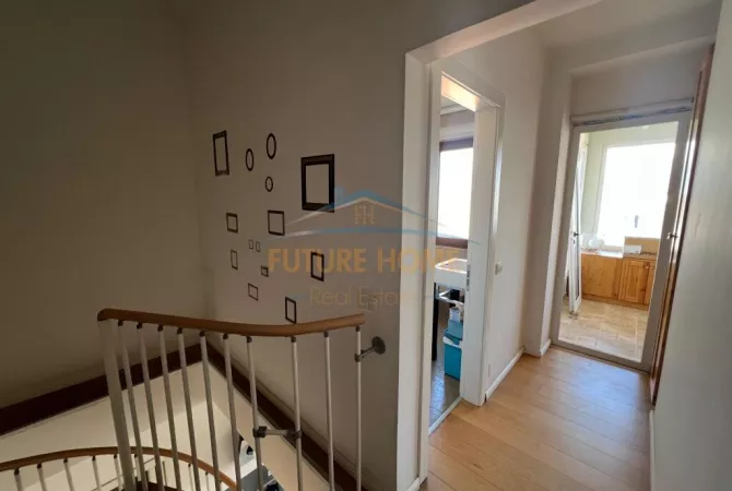 Shtepi me qera Duplex(shtepi me 2 kate) ne Tirane, 3+1, Mobilimi E mobiluar, Pagesa 800  Euro.