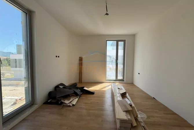 Shtepi ne shitje Vila Luksoze ne Tirane, 3+1, Mobilimi Bosh, pa mobiluar, Pagesa 591,000  Euro.