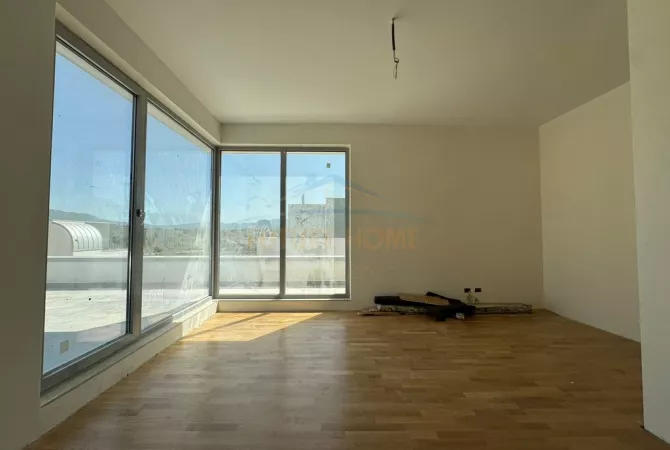 Shtepi ne shitje Vila Luksoze ne Tirane, 3+1, Mobilimi Bosh, pa mobiluar, Pagesa 591,000  Euro.