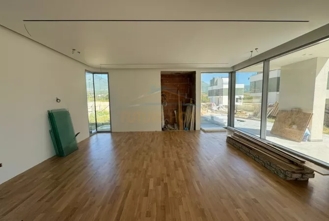 Shtepi ne shitje Vila Luksoze ne Tirane, 3+1, Mobilimi Bosh, pa mobiluar, Pagesa 591,000  Euro.