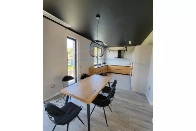 Shtepi ne shitje Vila Luksoze ne Tirane, 4+1, Mobilimi Pjeserisht e mobiluar, Pagesa 800,000  Euro.