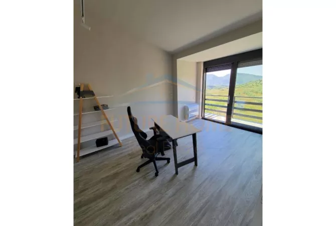 Shtepi ne shitje Vila Luksoze ne Tirane, 4+1, Mobilimi Pjeserisht e mobiluar, Pagesa 800,000  Euro.