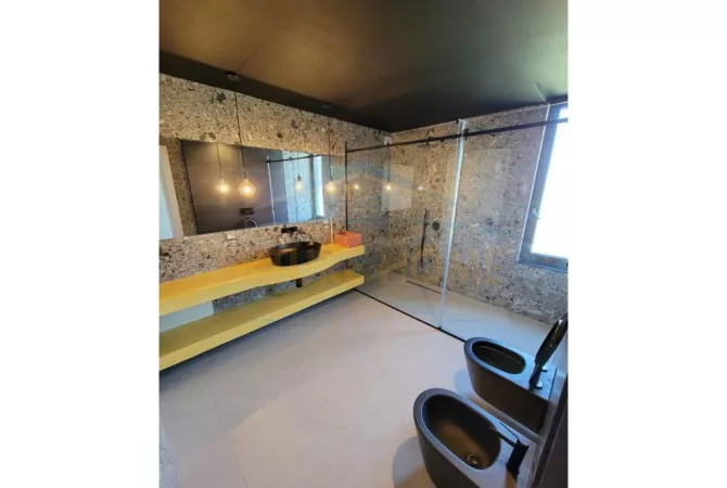 Shtepi ne shitje Vila Luksoze ne Tirane, 4+1, Mobilimi Pjeserisht e mobiluar, Pagesa 800,000  Euro.