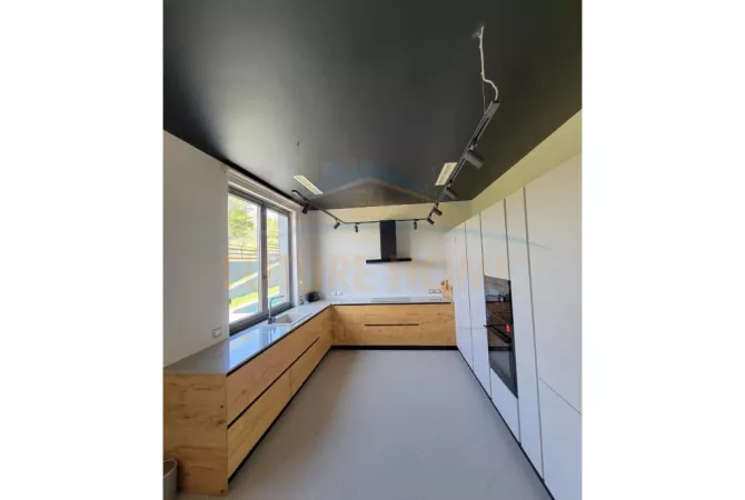 Shtepi ne shitje Vila Luksoze ne Tirane, 4+1, Mobilimi Pjeserisht e mobiluar, Pagesa 800,000  Euro.