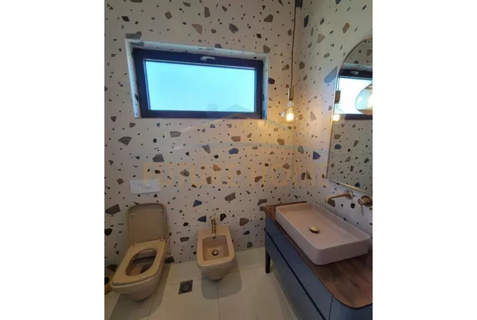 Shtepi ne shitje Vila Luksoze ne Tirane, 4+1, Mobilimi Pjeserisht e mobiluar, Pagesa 800,000  Euro.