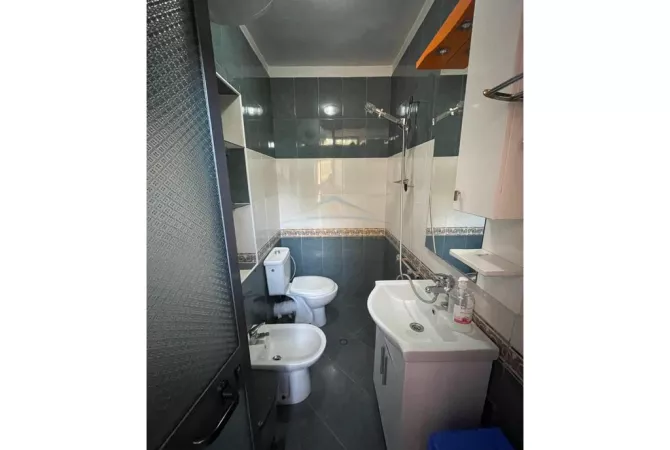 Shtepi ne shitje Apartament ne Tirane, 4+1, Mobilimi E mobiluar, Pagesa 225,000  Euro.