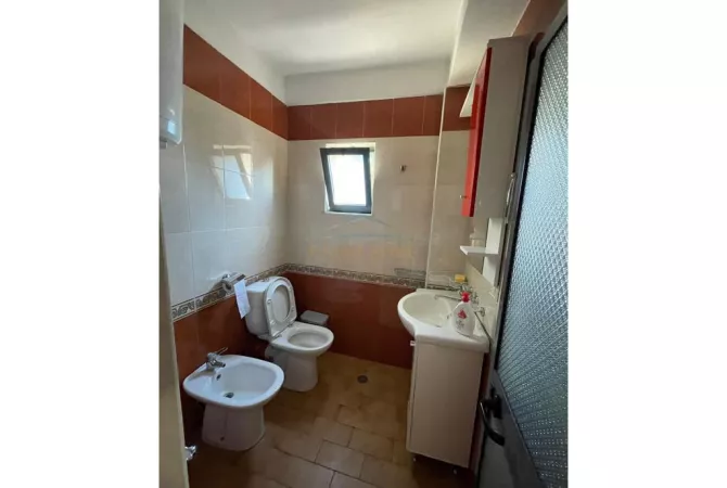 Shtepi ne shitje Apartament ne Tirane, 4+1, Mobilimi E mobiluar, Pagesa 225,000  Euro.