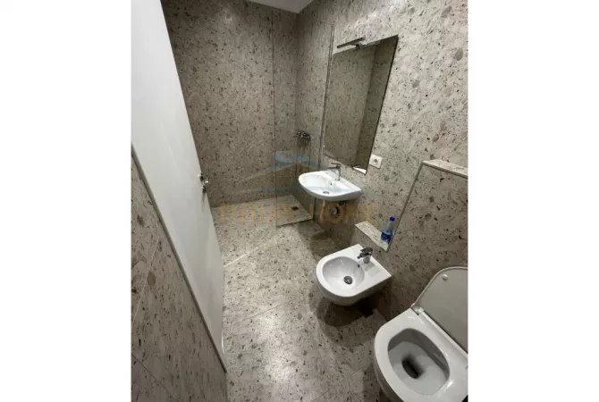 Shtepi ne shitje Duplex(shtepi me 2 kate) ne Tirane, 2+1, Mobilimi Pjeserisht e mobiluar, Pagesa 227,000  Euro.