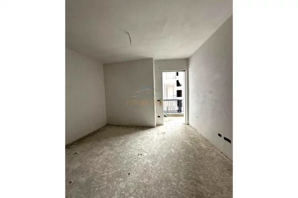 Shtepi ne shitje Apartament ne Tirane, 1+1, Mobilimi Bosh, pa mobiluar, Pagesa 80,000  Euro.