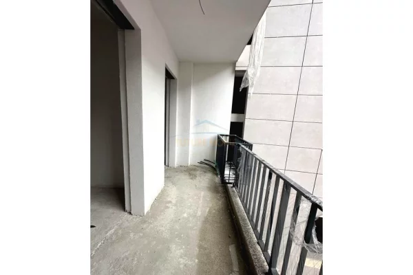 Shtepi ne shitje Apartament ne Tirane, 1+1, Mobilimi Bosh, pa mobiluar, Pagesa 80,000  Euro.