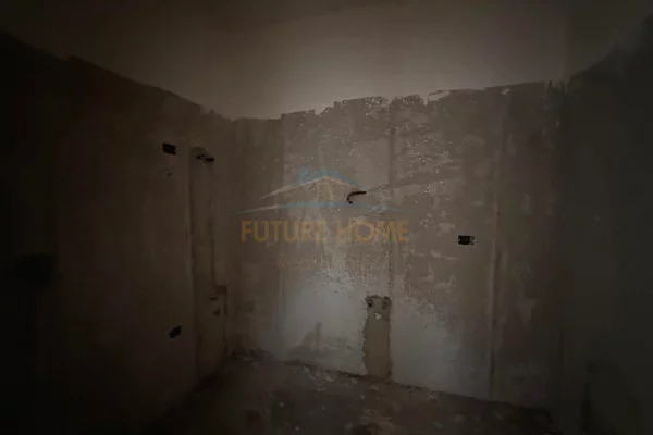 Shtepi ne shitje Apartament ne Tirane, 2+1, Mobilimi Bosh, pa mobiluar, Pagesa 102,300  Euro.