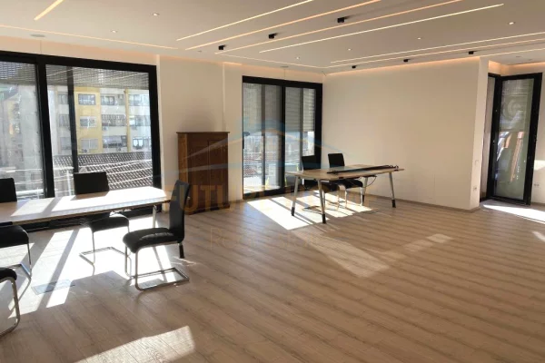 Business Property for Rent 1+1 in Tirana - 1,150 Euro