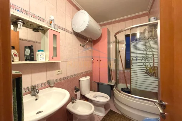 Shtepi ne shitje Apartament ne Tirane, 2+1, Mobilimi E mobiluar, Pagesa 125,000  Euro.