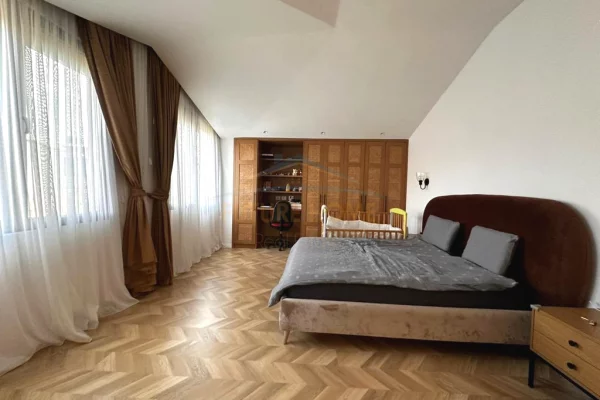 Shtepi me qera Apartament ne Tirane, 2+1, Mobilimi E mobiluar, Pagesa 1,800  Euro.