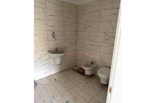 Shtepi me qera Apartament ne Tirane, 2+1, Mobilimi Bosh, pa mobiluar, Pagesa 600  Euro.