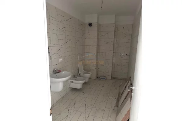 Shtepi me qera Apartament ne Tirane, 2+1, Mobilimi Bosh, pa mobiluar, Pagesa 600  Euro.
