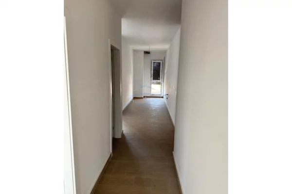 Shtepi me qera Apartament ne Tirane, 2+1, Mobilimi Bosh, pa mobiluar, Pagesa 600  Euro.