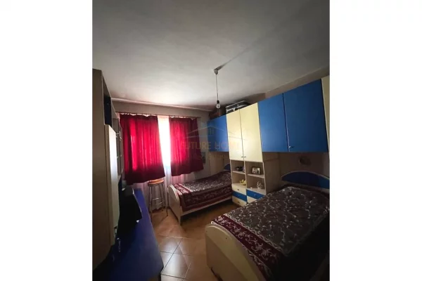 Shtepi ne shitje Apartament ne Tirane, 2+1, Mobilimi E mobiluar, Pagesa 175,000  Euro.