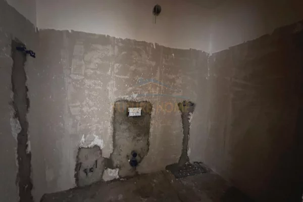 Shtepi ne shitje Apartament ne Tirane, 2+1, Mobilimi Bosh, pa mobiluar, Pagesa 117,000  Euro.