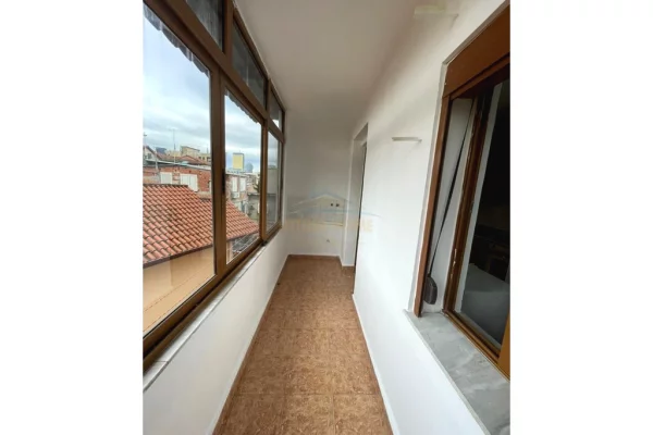 Shtepi ne shitje Apartament ne Tirane, 1+1, Mobilimi Bosh, pa mobiluar, Pagesa 125,000  Euro.