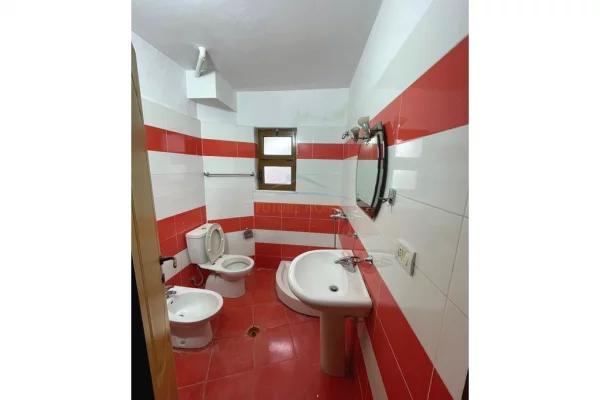 Shtepi ne shitje Apartament ne Tirane, 1+1, Mobilimi Bosh, pa mobiluar, Pagesa 125,000  Euro.