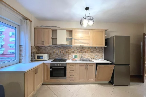 Shtepi me qera 2+1 ne Tirane - 800 Euro