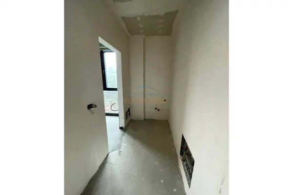 Shtepi ne shitje Vila Luksoze ne Tirane, 3+1, Mobilimi Bosh, pa mobiluar, Pagesa 470,000  Euro.