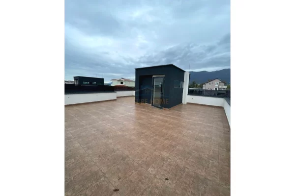 Shtepi ne shitje Vila Luksoze ne Tirane, 3+1, Mobilimi Bosh, pa mobiluar, Pagesa 470,000  Euro.