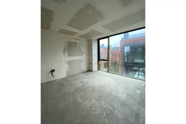 Shtepi ne shitje Vila Luksoze ne Tirane, 3+1, Mobilimi Bosh, pa mobiluar, Pagesa 470,000  Euro.