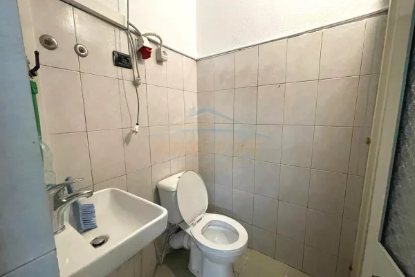 Qera, Ambient biznesi, Komuna e Parisit, Tirane