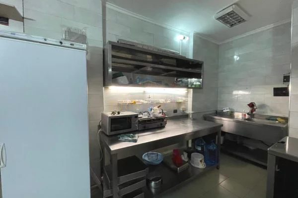 Qera, Ambient biznesi, Komuna e Parisit, Tirane