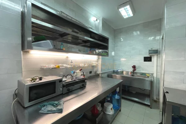 Qera, Ambient biznesi, Komuna e Parisit, Tirane