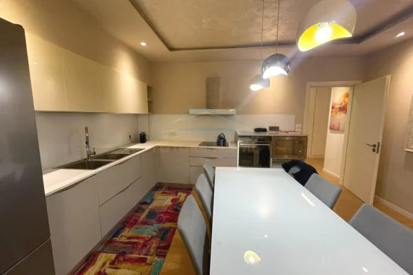 Qera, Apartament 2+1+2, Kristal Center, Komuna e Parisit, Tirane