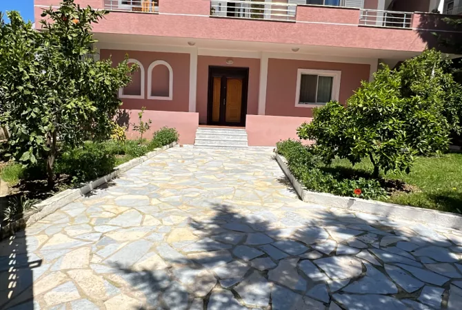 Shtepi me qera Shtepi Private ne Tirane, 2+1, Mobilimi E mobiluar, Pagesa 40,000  Leke.