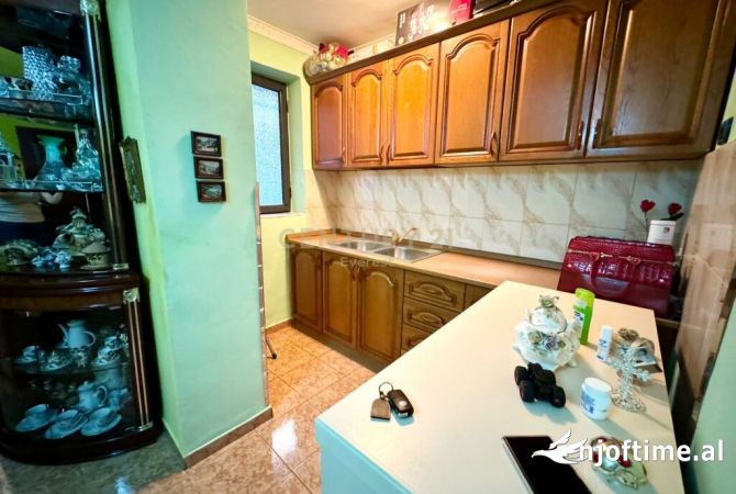 Shtepi ne shitje Apartament ne Tirane, 2+1, Mobilimi E mobiluar, Pagesa 80,000  Euro.
