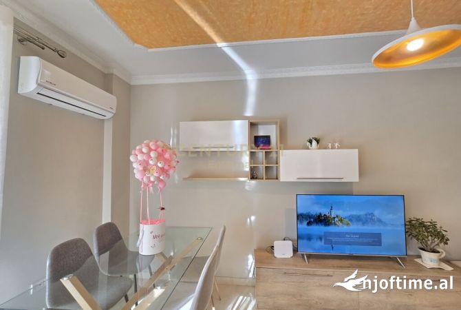 Shtepi ne shitje Apartament ne Tirane, 1+1, Mobilimi E mobiluar, Pagesa 135,000  Euro.
