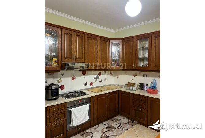 Shtepi ne shitje Apartament ne Tirane, 2+1, Mobilimi E mobiluar, Pagesa 100,000  Euro.