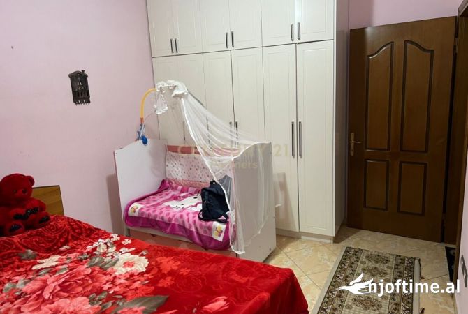 Shtepi ne shitje Apartament ne Tirane, 2+1, Mobilimi E mobiluar, Pagesa 100,000  Euro.