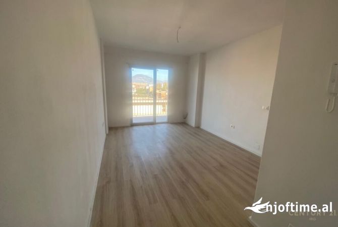 Shtepi ne shitje Apartament ne Tirane, 1+1, Mobilimi Pjeserisht e mobiluar, Pagesa 97,500  Euro.