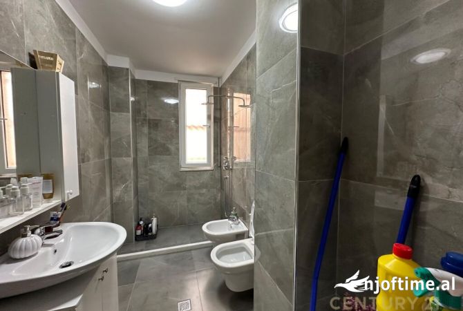 Shtepi ne shitje Apartament ne Tirane, 1+1, Mobilimi Pjeserisht e mobiluar, Pagesa 105,000  Euro.