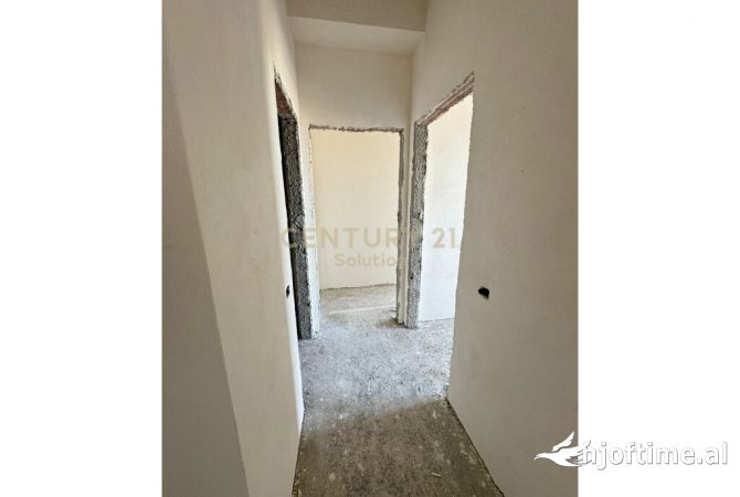 Shtepi ne shitje Apartament ne Tirane, 2+1, Mobilimi Bosh, pa mobiluar, Pagesa 128,000  Euro.