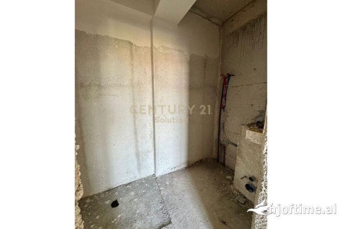 Shtepi ne shitje Apartament ne Tirane, 2+1, Mobilimi Bosh, pa mobiluar, Pagesa 128,000  Euro.