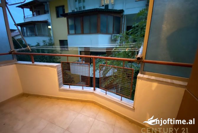 Shtepi ne shitje Apartament ne Tirane, 1+1, Mobilimi Pjeserisht e mobiluar, Pagesa 120,000  Euro.