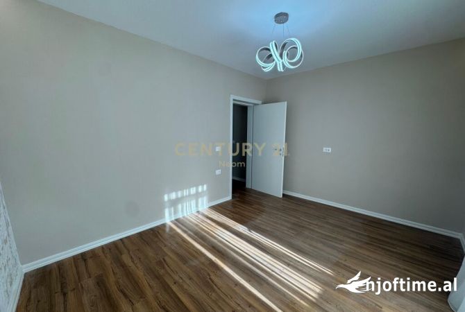 Shtepi ne shitje Apartament ne Tirane, 1+1, Mobilimi Bosh, pa mobiluar, Pagesa 125,000  Euro.