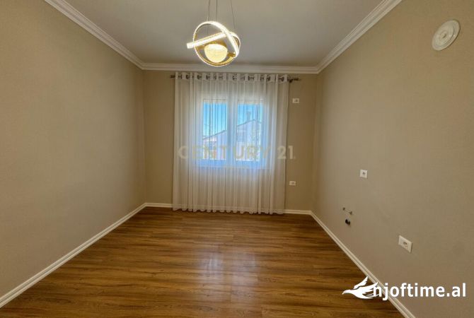 Shtepi ne shitje Apartament ne Tirane, 1+1, Mobilimi Bosh, pa mobiluar, Pagesa 125,000  Euro.