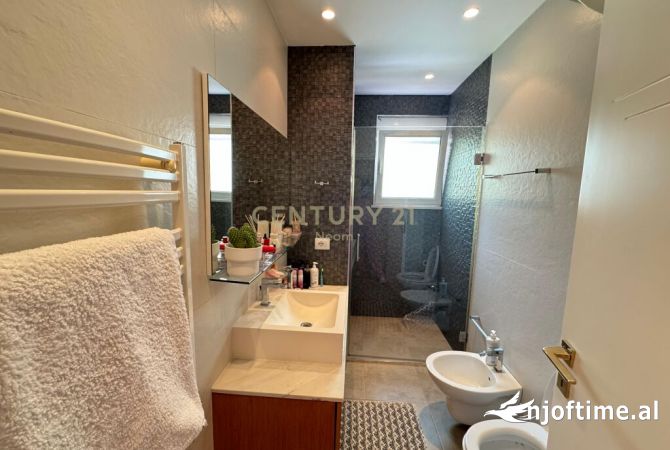 Shtepi ne shitje Apartament ne Tirane, 2+1, Mobilimi Pjeserisht e mobiluar, Pagesa 240,000  Euro.