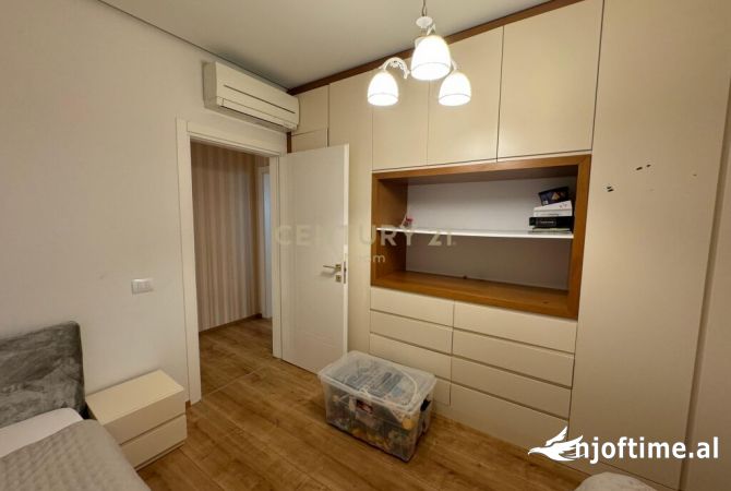 Shtepi ne shitje Apartament ne Tirane, 2+1, Mobilimi Pjeserisht e mobiluar, Pagesa 240,000  Euro.
