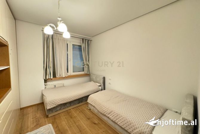 Shtepi ne shitje Apartament ne Tirane, 2+1, Mobilimi Pjeserisht e mobiluar, Pagesa 240,000  Euro.