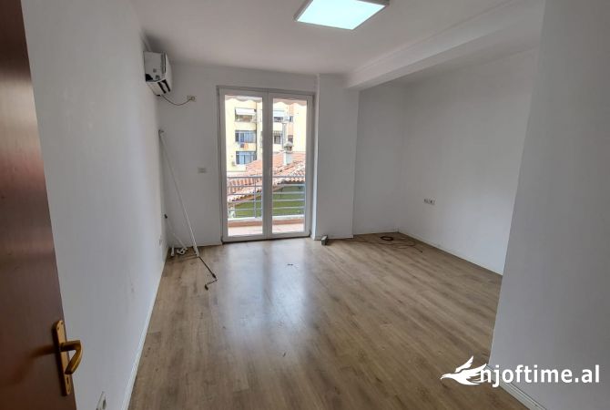 Ambient biznesi me qera 3+1 ne Tirane - 850 Euro